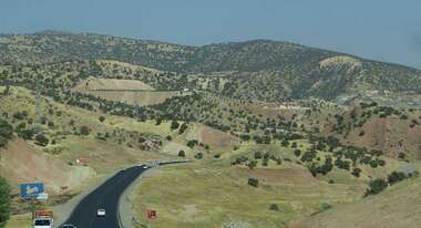 Hügelige Landschaft mit einer Straße in der Mitte im Nordirak