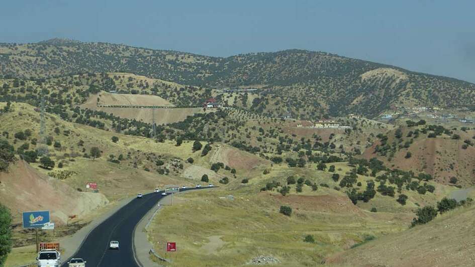 Hügelige Landschaft mit einer Straße in der Mitte im Nordirak