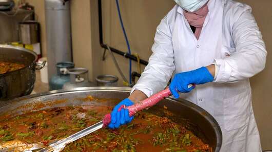 Hatice Hanan kocht in großen Pfannen Mahlzeiten für die Erdbebenopfer in der Türkei