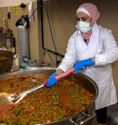 Hatice Hanan kocht in großen Pfannen Mahlzeiten für die Erdbebenopfer in der Türkei