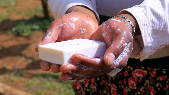 Eine Hand mit Seife, Madagaskar 2021.
