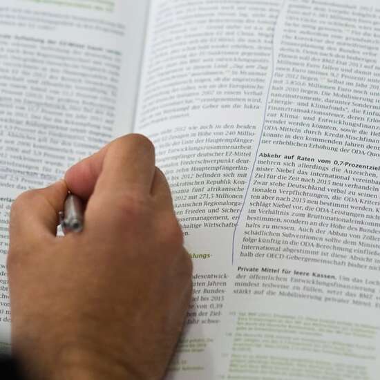 Detailaufnahme: Jemand macht Notizen in einem Buch