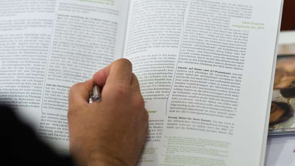 Detailaufnahme: Jemand macht Notizen in einem Buch