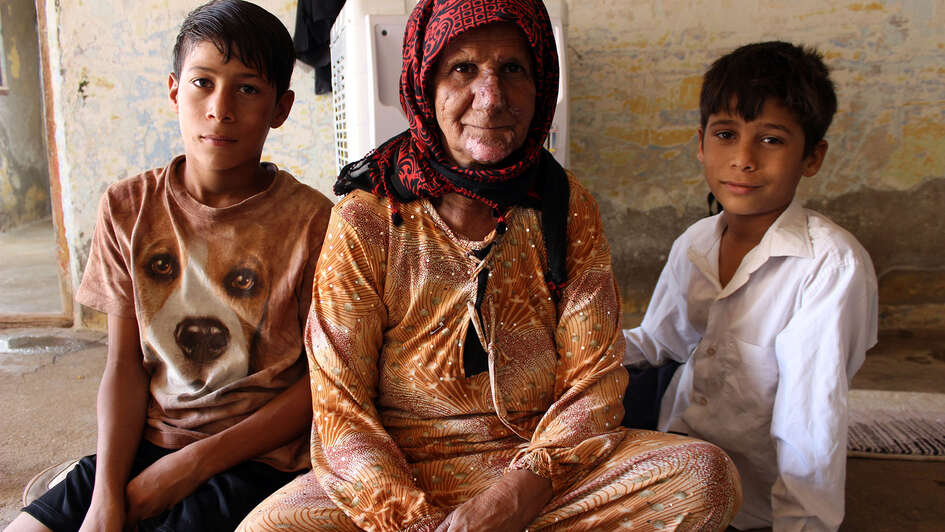 Die beiden Brüder Ibrahim und Juan mit ihrer Mutter in der Türkei