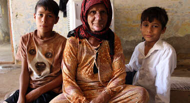 Die beiden Brüder Ibrahim und Juan mit ihrer Mutter in der Türkei