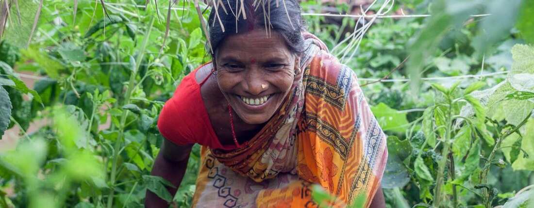 Frau klettert durch Dschungel auf dem Land
