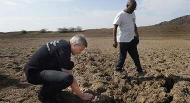 Till Wahnbaeck mit einem anderen Mann in der Wüste.