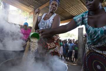 Kinder in der All Angels Schule in Salima, Malawi, erhalten im Rahmen eines Welthungerhilfe Projekts einmal täglich eine warme Mahlzeit. © Rosenthal