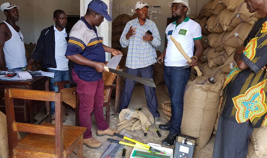 farmer-erhalten-werkzeug-zur-herstellung-von-kakao-sierra-leone-2020.