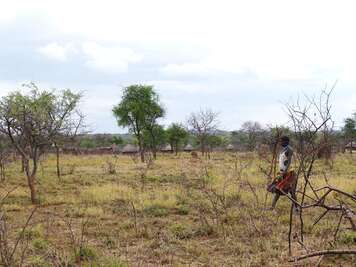 Maria läuft an ihrem Dorf Narisae vorbei.