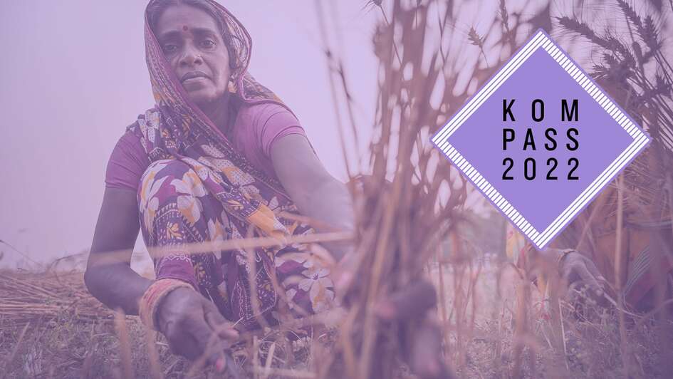 Eine Frau bei der Getreideernte in Nepal. Oben rechts ist das Logo des Kompass 2022 eingeblendet. 