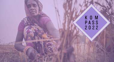 Eine Frau bei der Getreideernte in Nepal. Oben rechts ist das Logo des Kompass 2022 eingeblendet. 