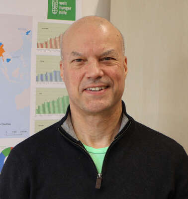 Josef Frei vor einer Karte zum WeltRisikoBericht, Bonn 2022.