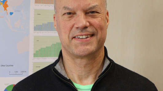 Josef Frei vor einer Karte zum WeltRisikoBericht, Bonn 2022.