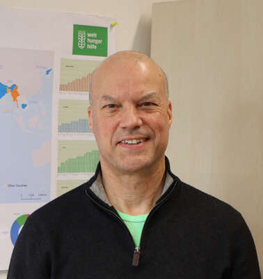 Josef Frei vor einer Karte zum WeltRisikoBericht, Bonn 2022.