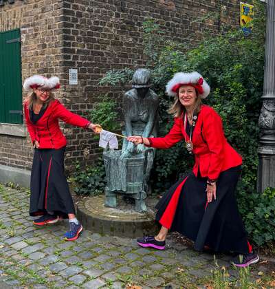 Zu sehen sind Patty Burgunder (links im Bild) und Anja Kranz (rechts) des Beueler Damenkomittees.