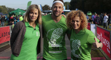 Gesine Cukrowski, Florian Ambrosius und Lucy Diakovska in Läufertrikots.