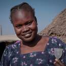 Eine junge Frau zeigt eine Menstruationstasse, Bentiu, Unity State, Südsudan Januar 2022. 