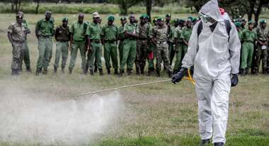 Ein Mann mit Sprühwerkzeug gegen Heuschrecken, Kenia, 2020.
