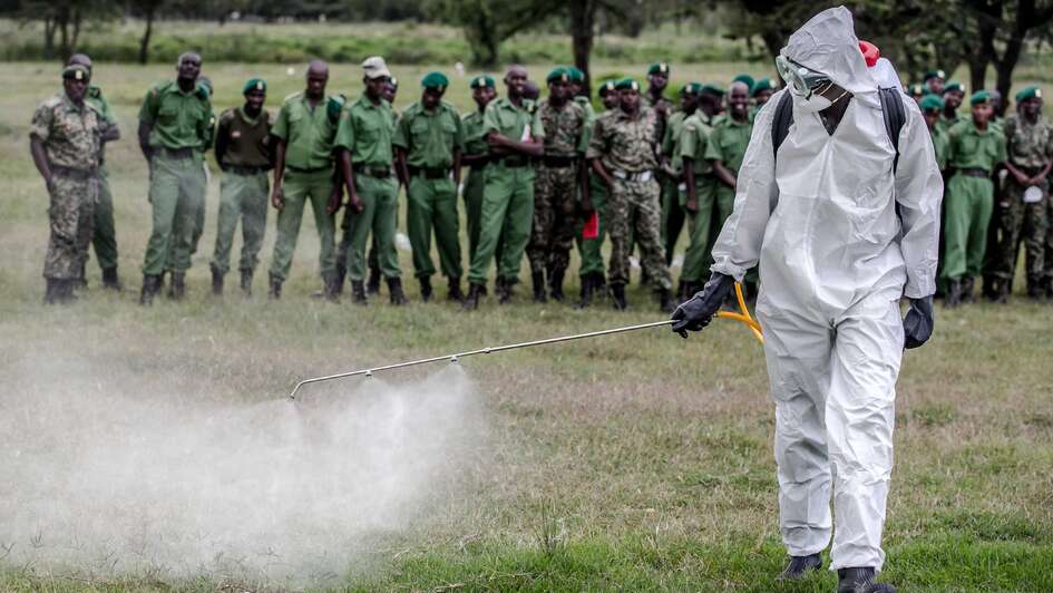 Ein Mann mit Sprühwerkzeug gegen Heuschrecken, Kenia, 2020.