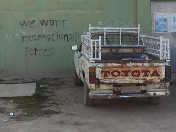 We want international forces – mit Graffitis ruft die Bevölkerung im Irak um Hilfe. Graffiti mit dem Aufruf "We want international forces"