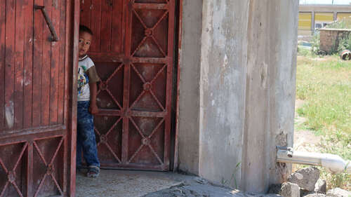 junge-schaut-aus-tür-rabia-irak-2019.