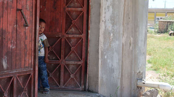 junge-schaut-aus-tür-rabia-irak-2019.