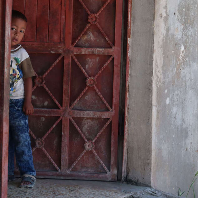 junge-schaut-aus-tür-rabia-irak-2019.