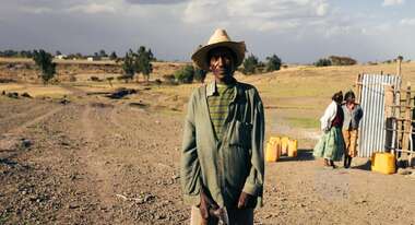 Ein Mann steht inmitten einer Landschaft in Äthiopien.