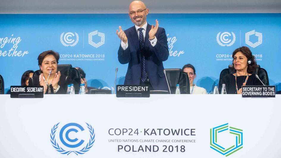 Michał Kurtyka, stehend und klatschend in der Mitte.