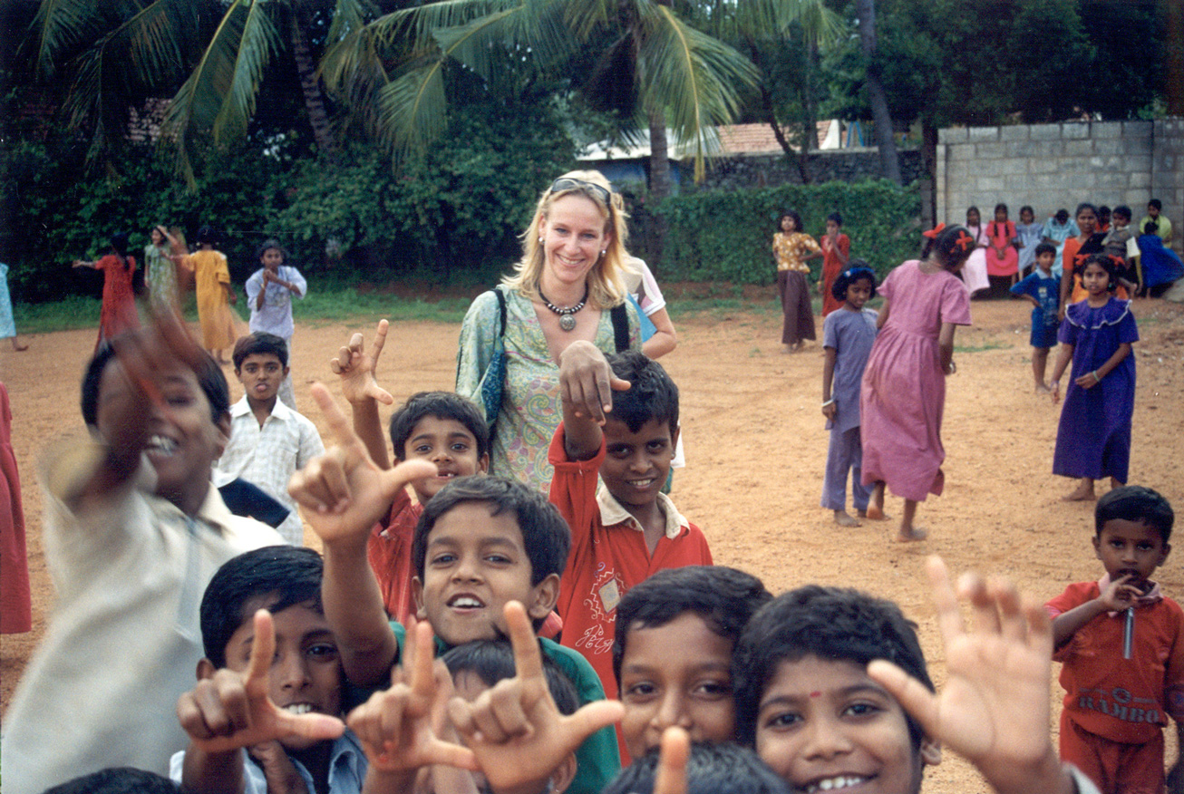 Kerstin Uhlenbruck und Kinder in Laos.