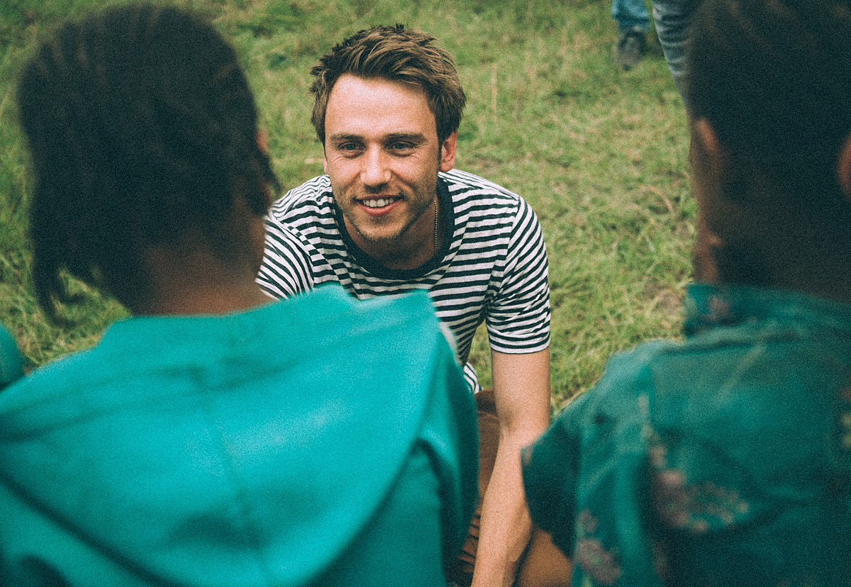 Sänger Clueso trifft Menschen in Afrika