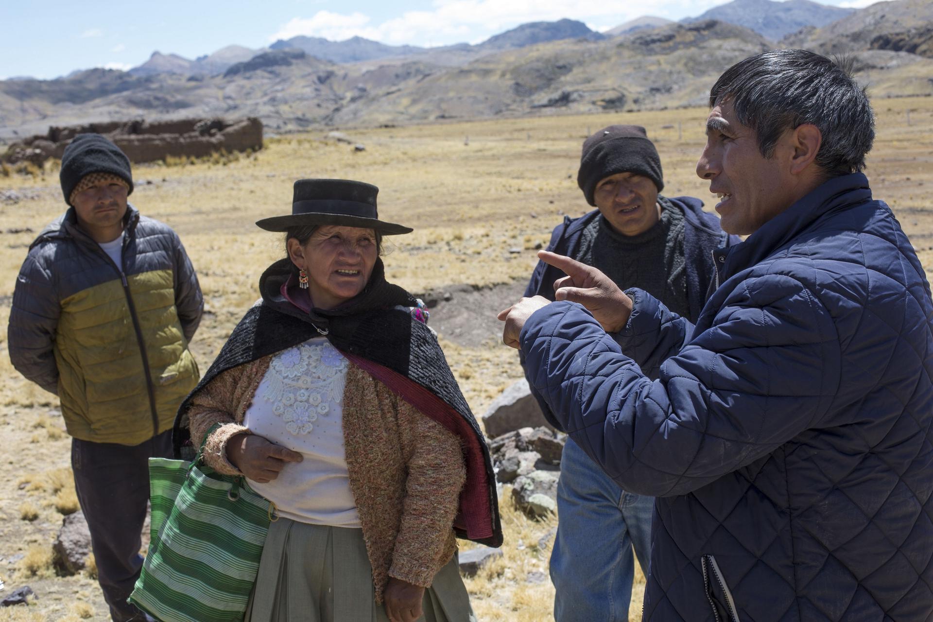 Dorfbewohner auf einer Weide.