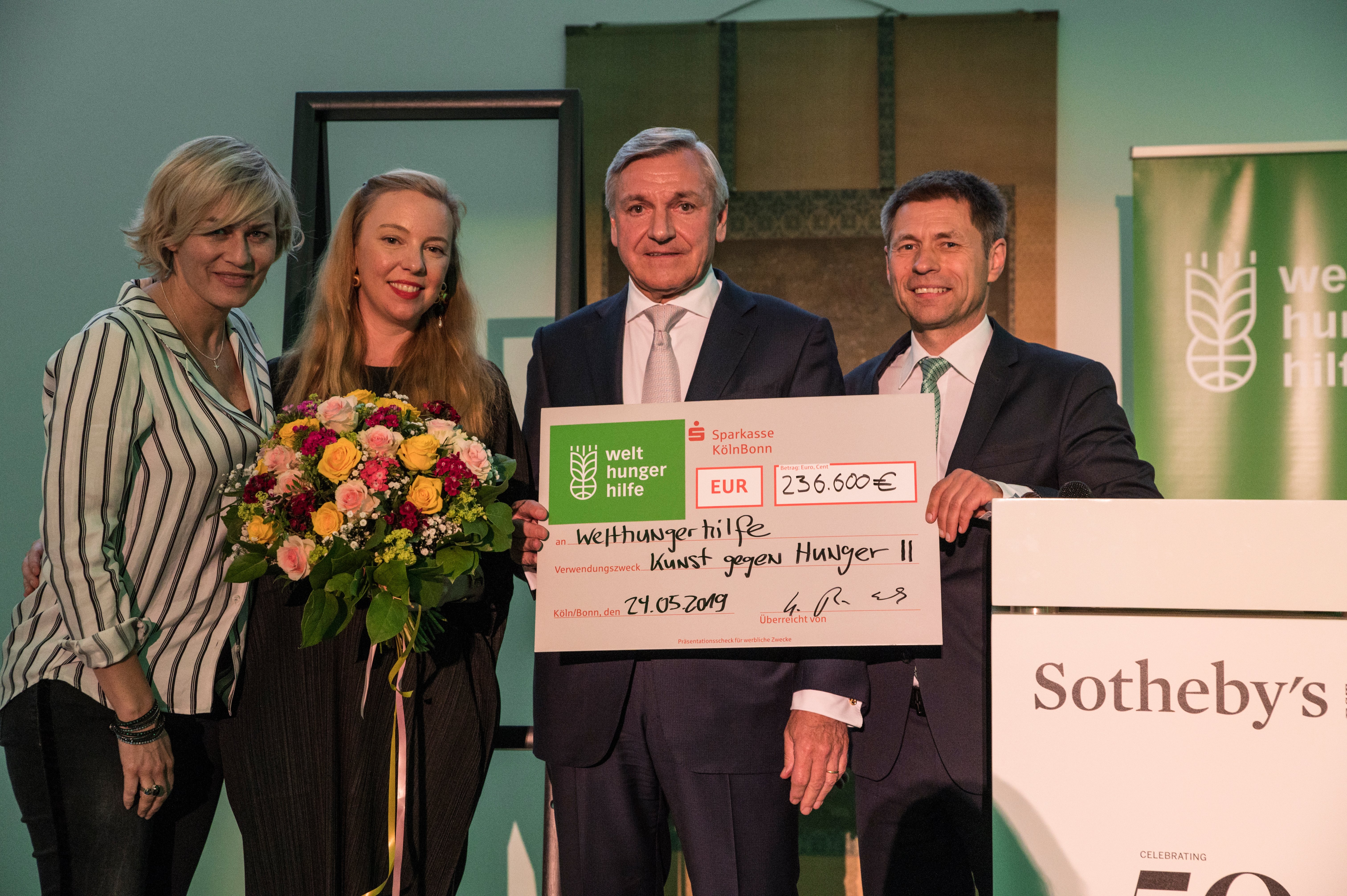 Gesine Cukrowski, Schauspielerin und Kuratoriumsmitglied Welthungerhilfe, Leonie Spiekermann, Geschäftsführerin von ARTGATE Consulting, Hajo Riesenbeck, Sprecher des Düsseldorfer Freundeskreises der Welthungerhilfe, Mathias Mogge, Generalsekretär der Welthungerhilfe